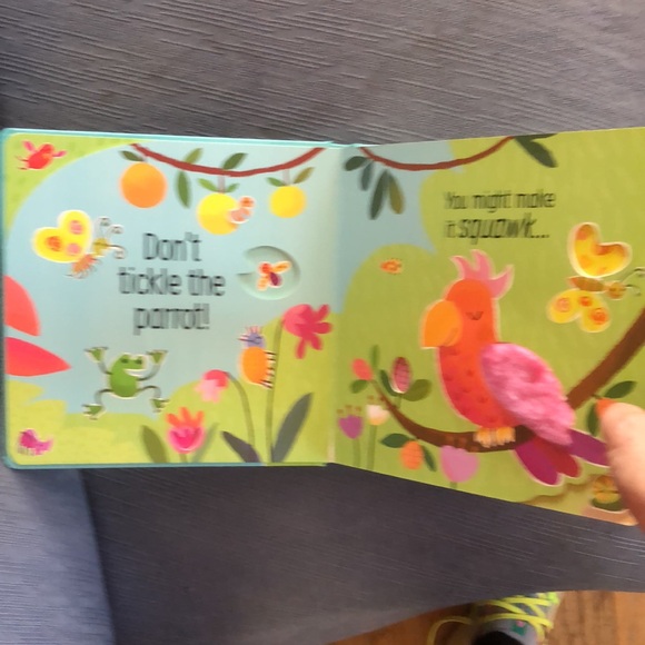 Don't tickle the hippo kids board book - Picture 7 of 12